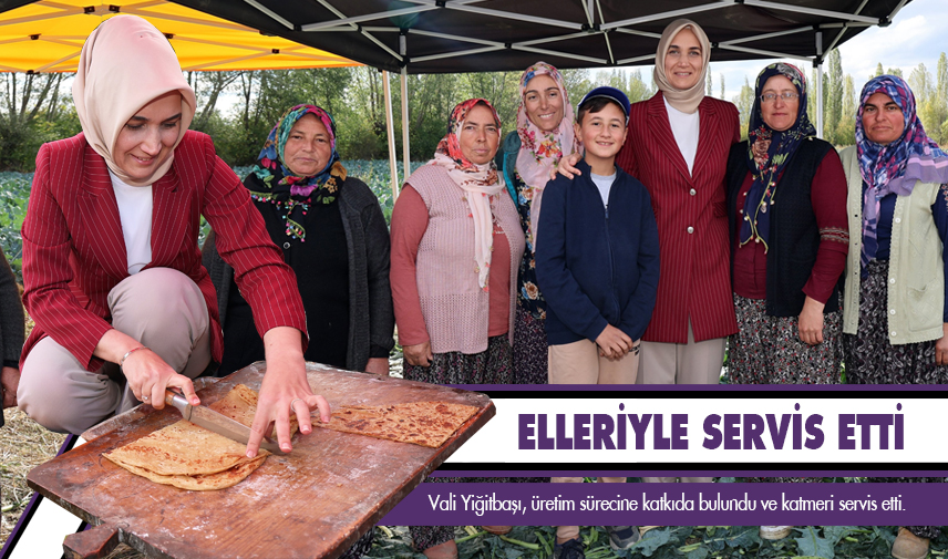 Elleriyle servis etti